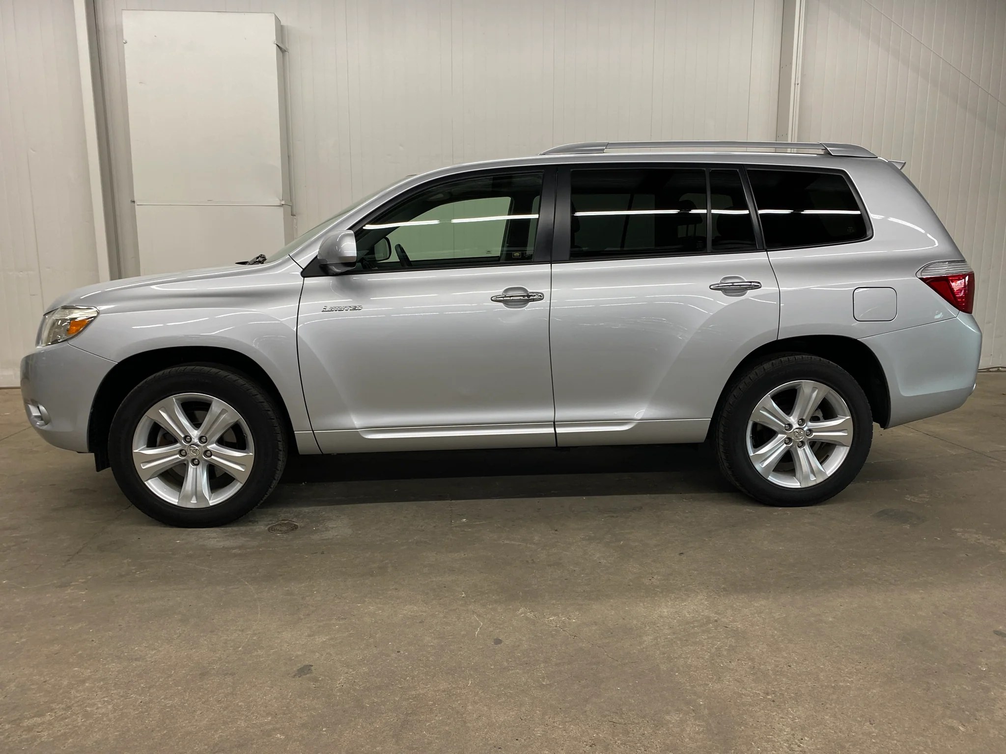 Toyota Kluger silver metallic